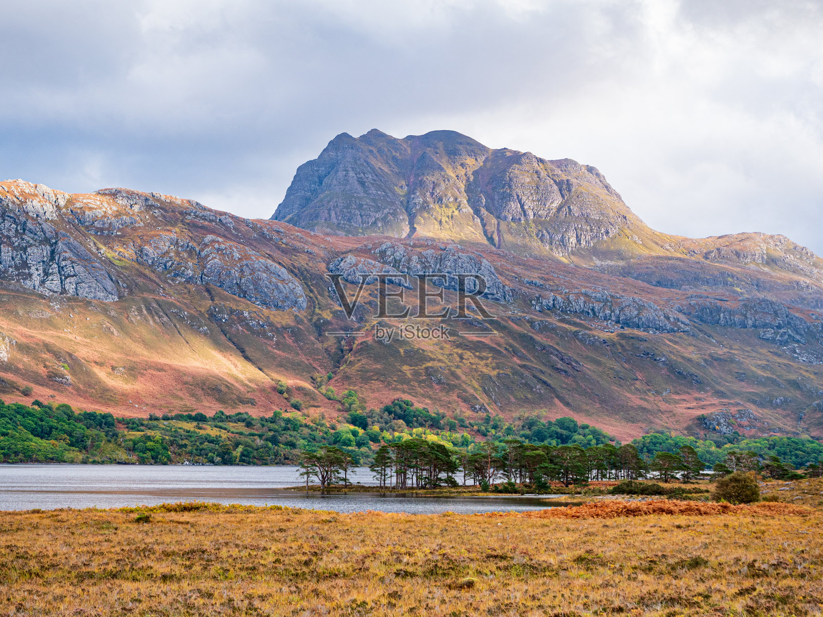 戏剧性的高地景观与山脉和湖泊照片摄影图片