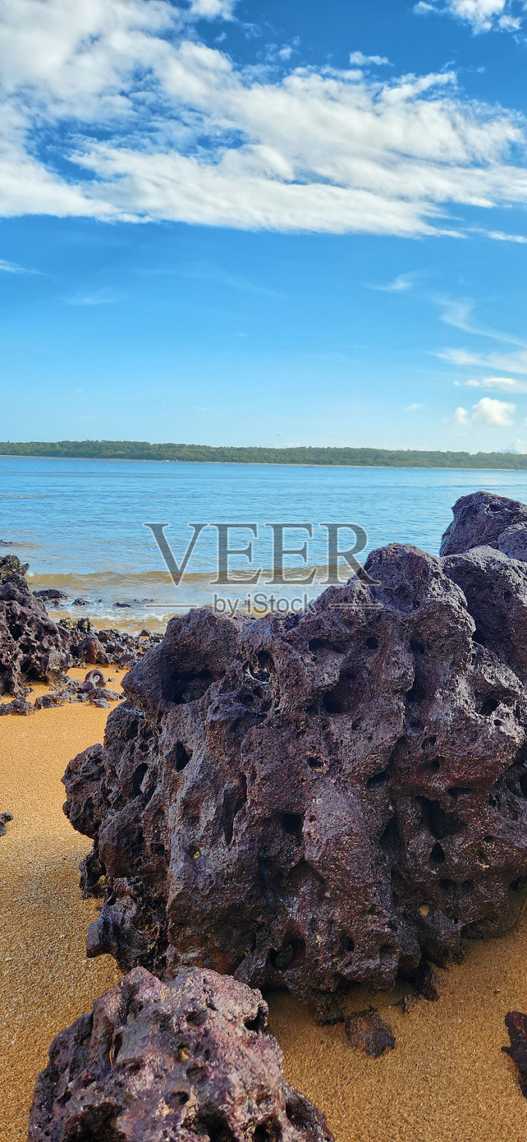 珊瑚形成的海滩与蓝天照片摄影图片