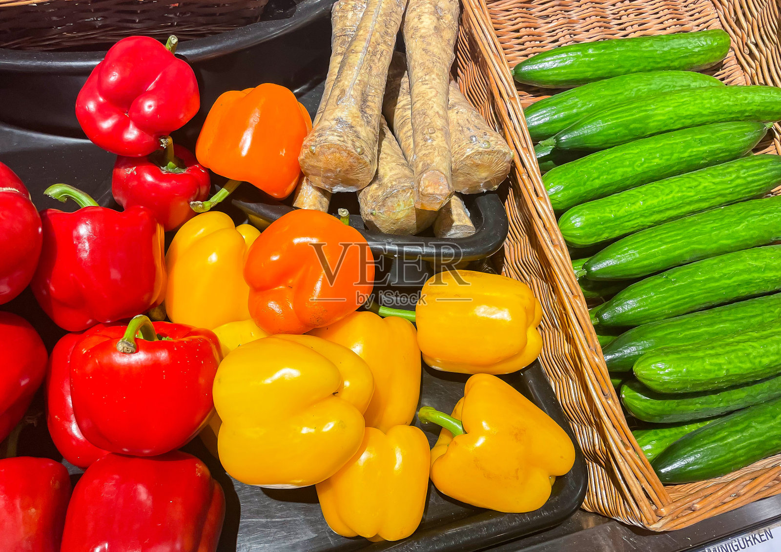 超市里的新鲜蔬菜照片摄影图片