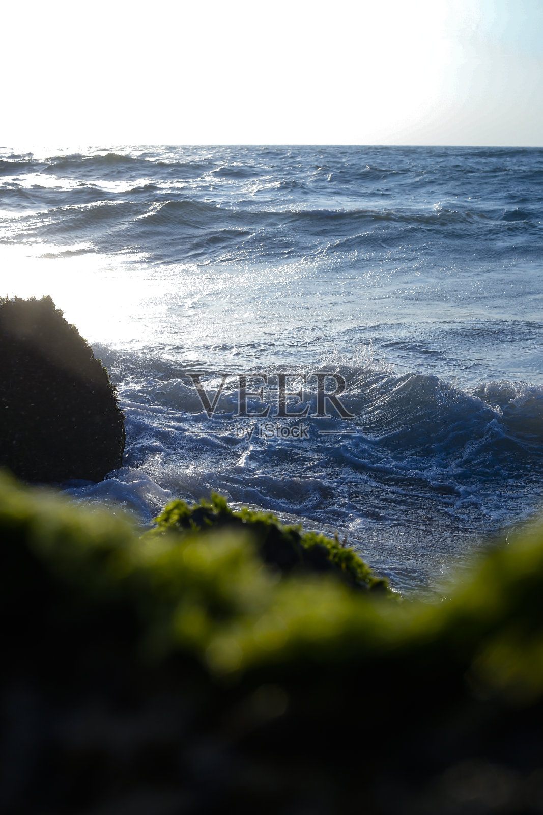阳光明媚的海岸上的石头照片摄影图片