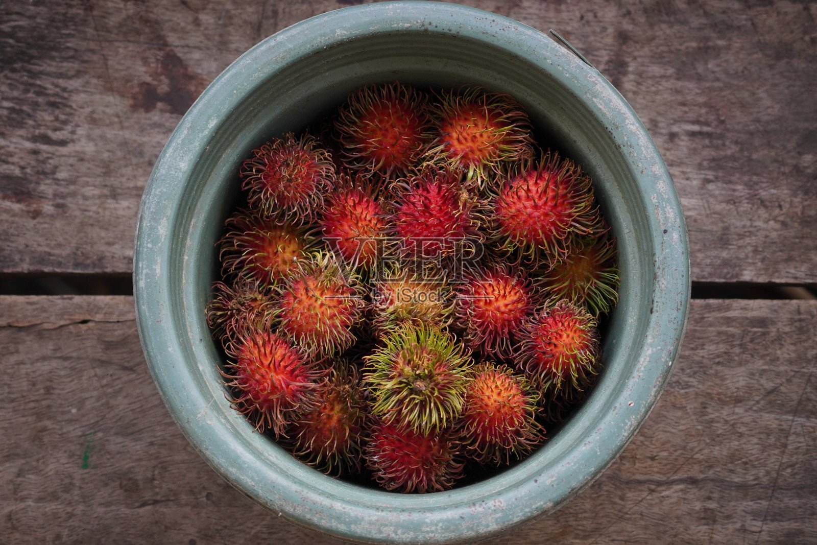 有毛的水果在盆里还很新鲜照片摄影图片