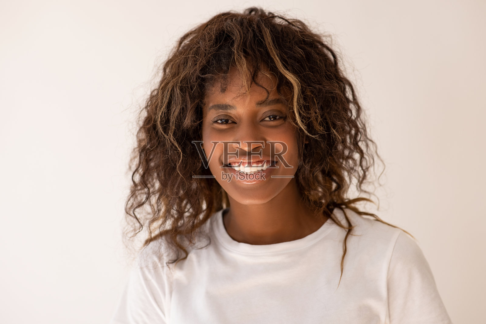 迷人的年轻女子在工作室里独自在灰色背景下摆姿势照片摄影图片