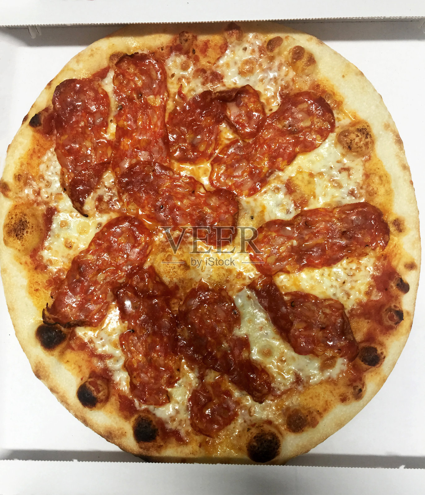 意大利圆披萨配意大利腊肠照片摄影图片