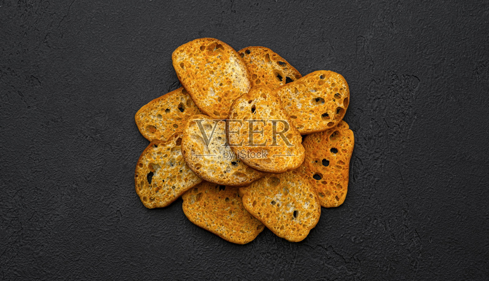 意式烤面包饼干，黑底面包丁，俯视图照片摄影图片