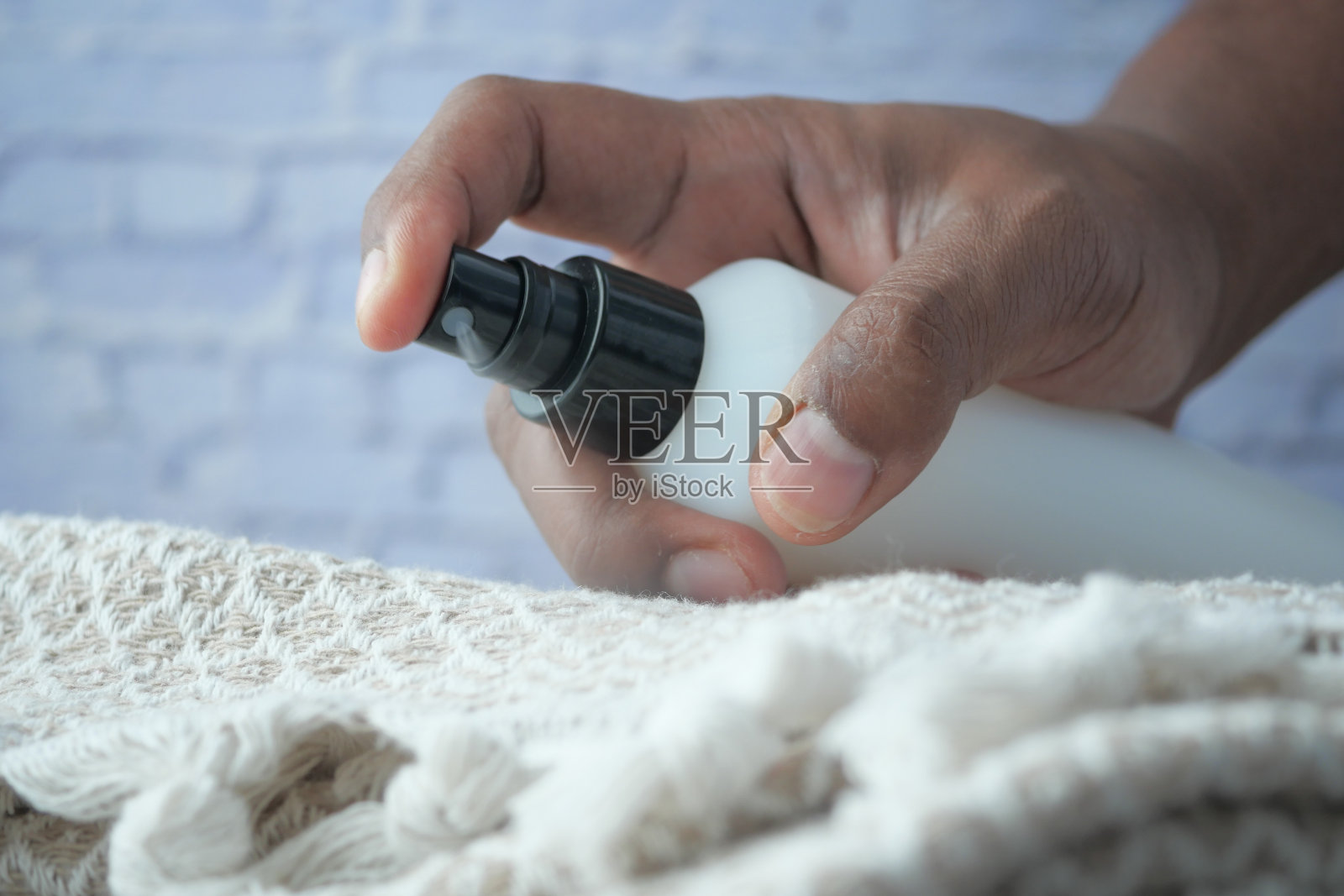 男士用去污剂清洗办公衬衫照片摄影图片