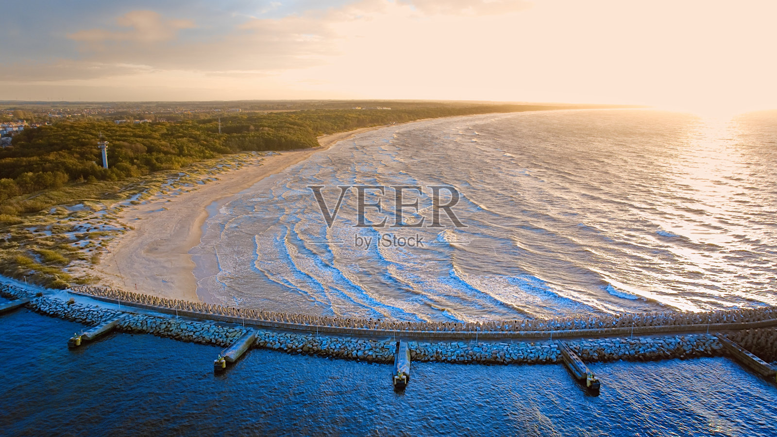 科沃布热格的西部海滩：无人机拍摄的九月晴朗海滩与海浪照片摄影图片