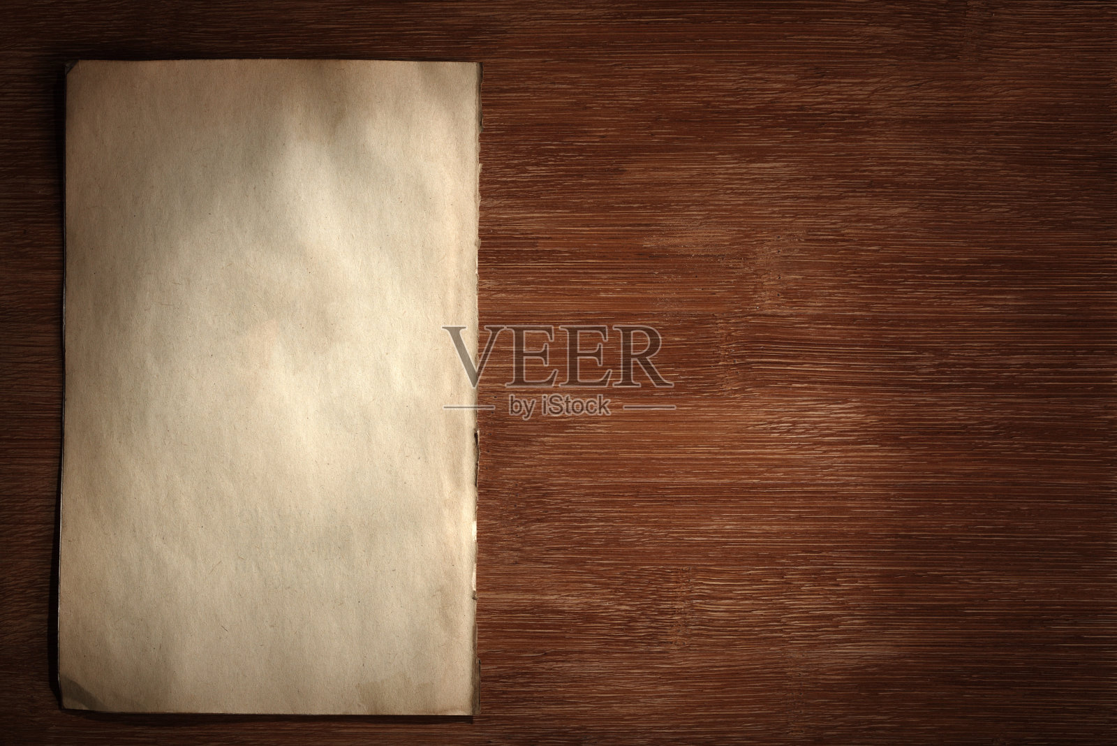 木甲板上的旧纸照片摄影图片