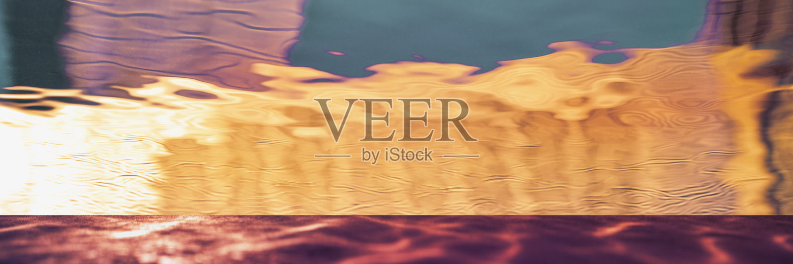 抽象运动模糊背景的水反射照片摄影图片