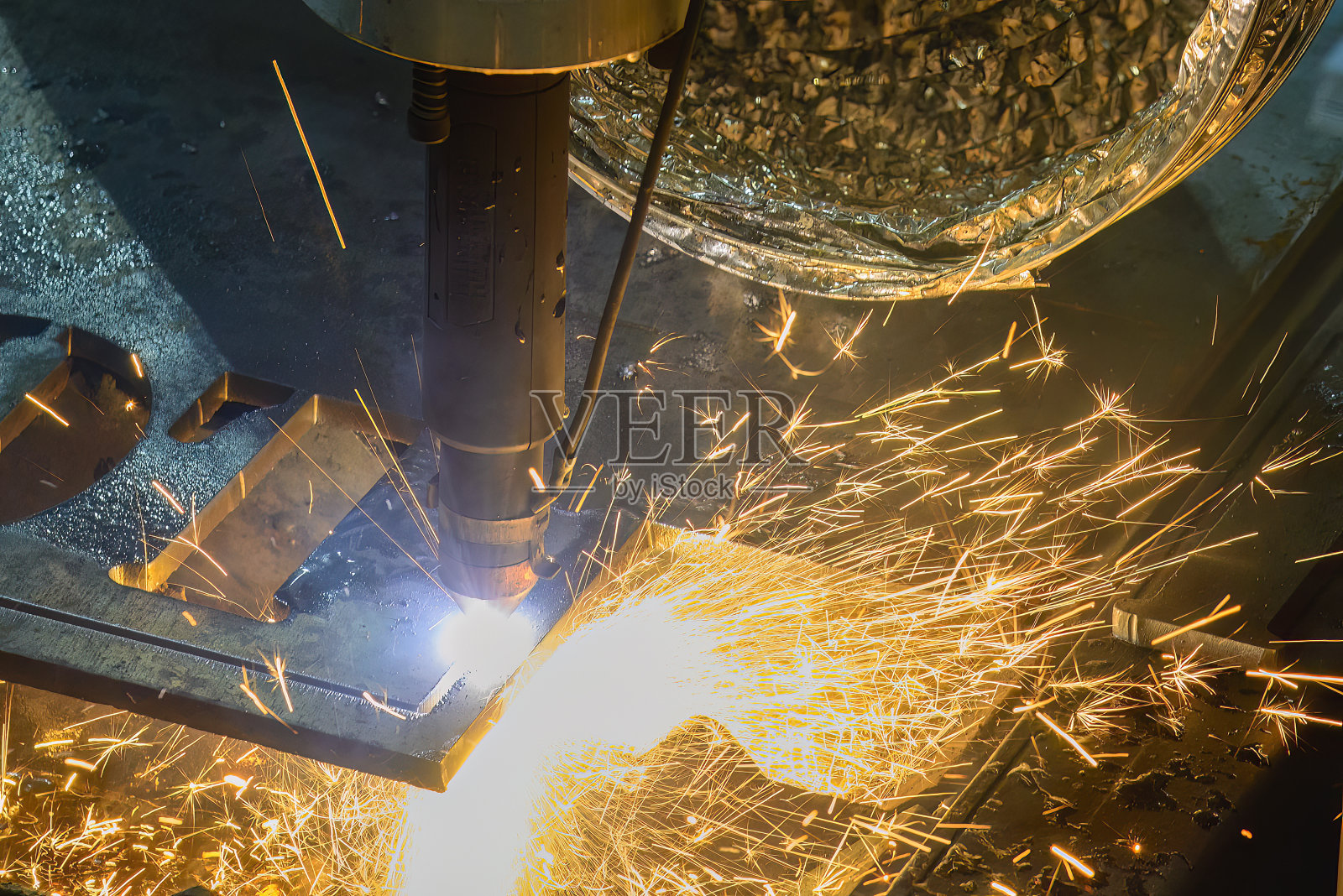 厚料切割过程采用全氧燃料切割机。照片摄影图片