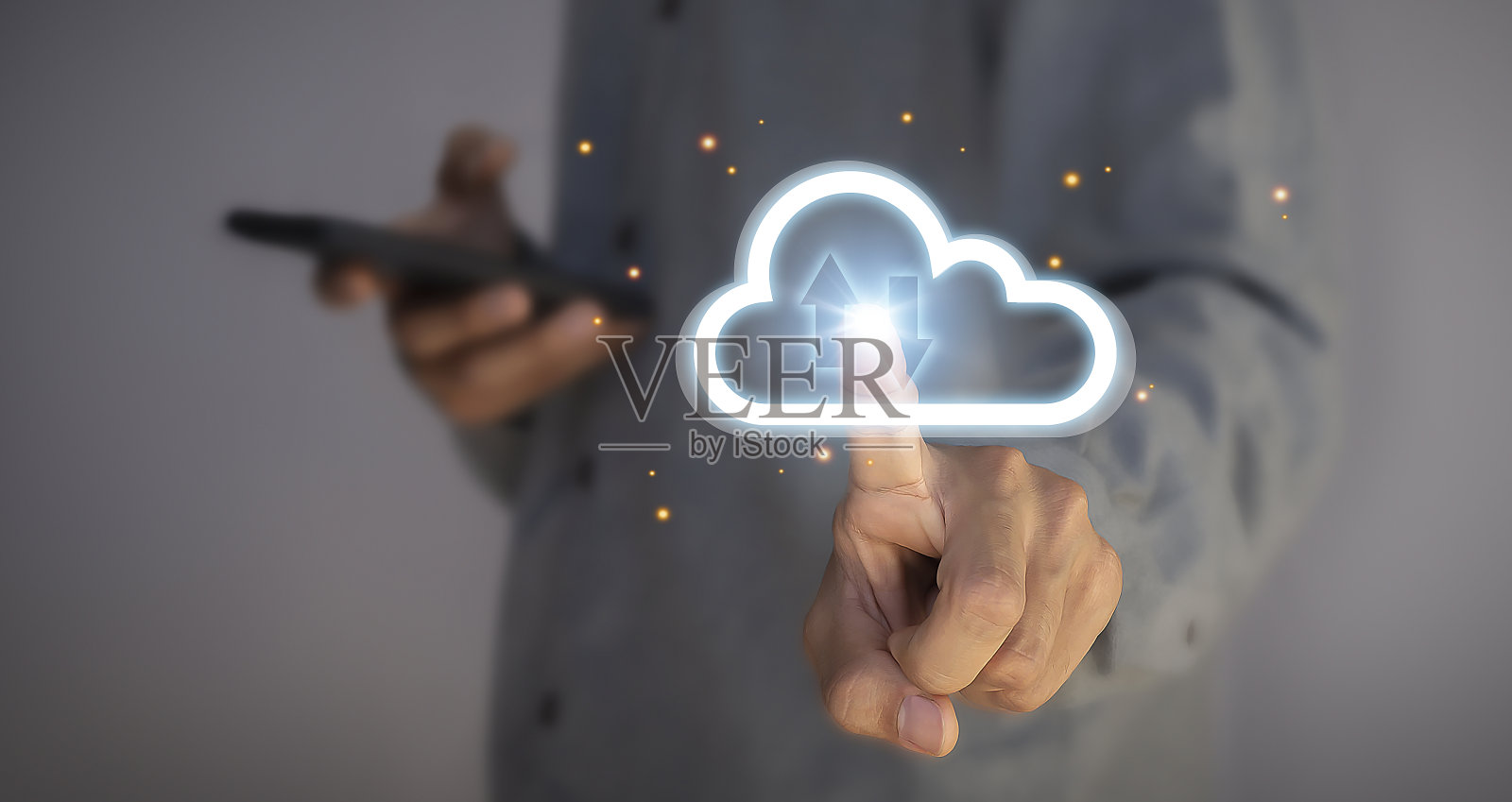 云计算展示了数据存储的云技术、数据传输的网络和互联网服务的概念、互联网存储的网络技术照片摄影图片