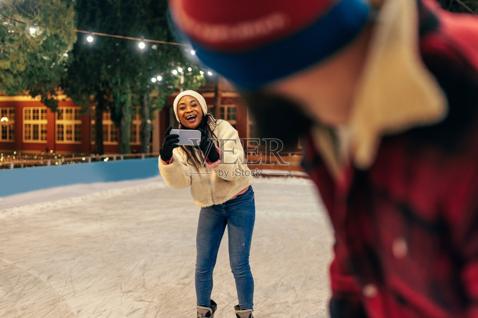 一对情侣在溜冰场拍照照片摄影图片