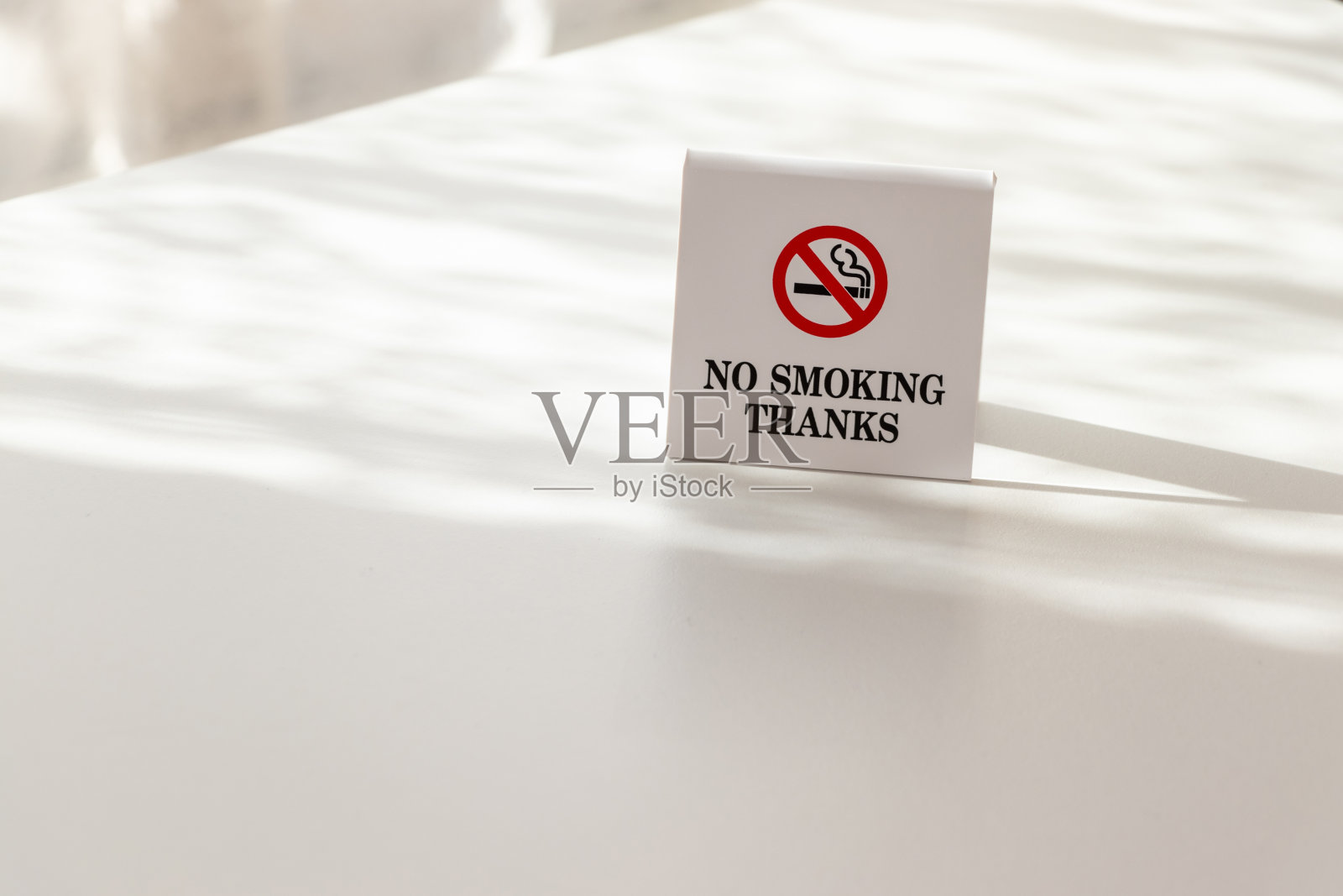 桌子上有一个标明这是禁烟座的标志照片摄影图片