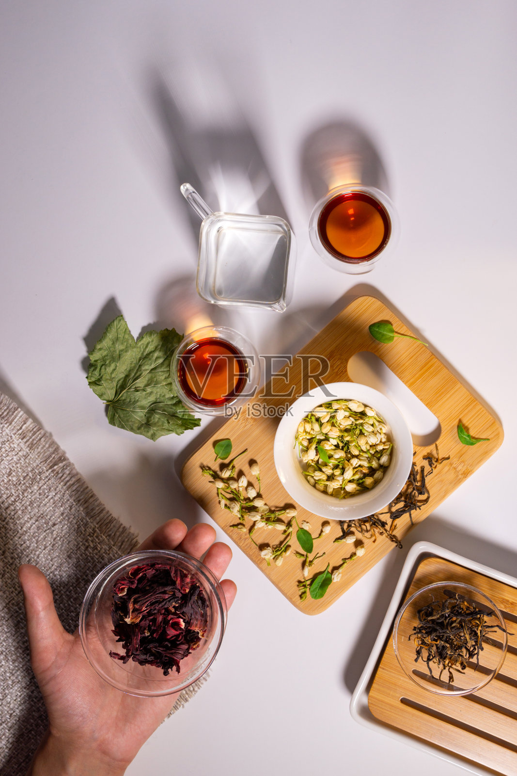 宁静的下午茶，传统的中国茶和精致的杯子照片摄影图片