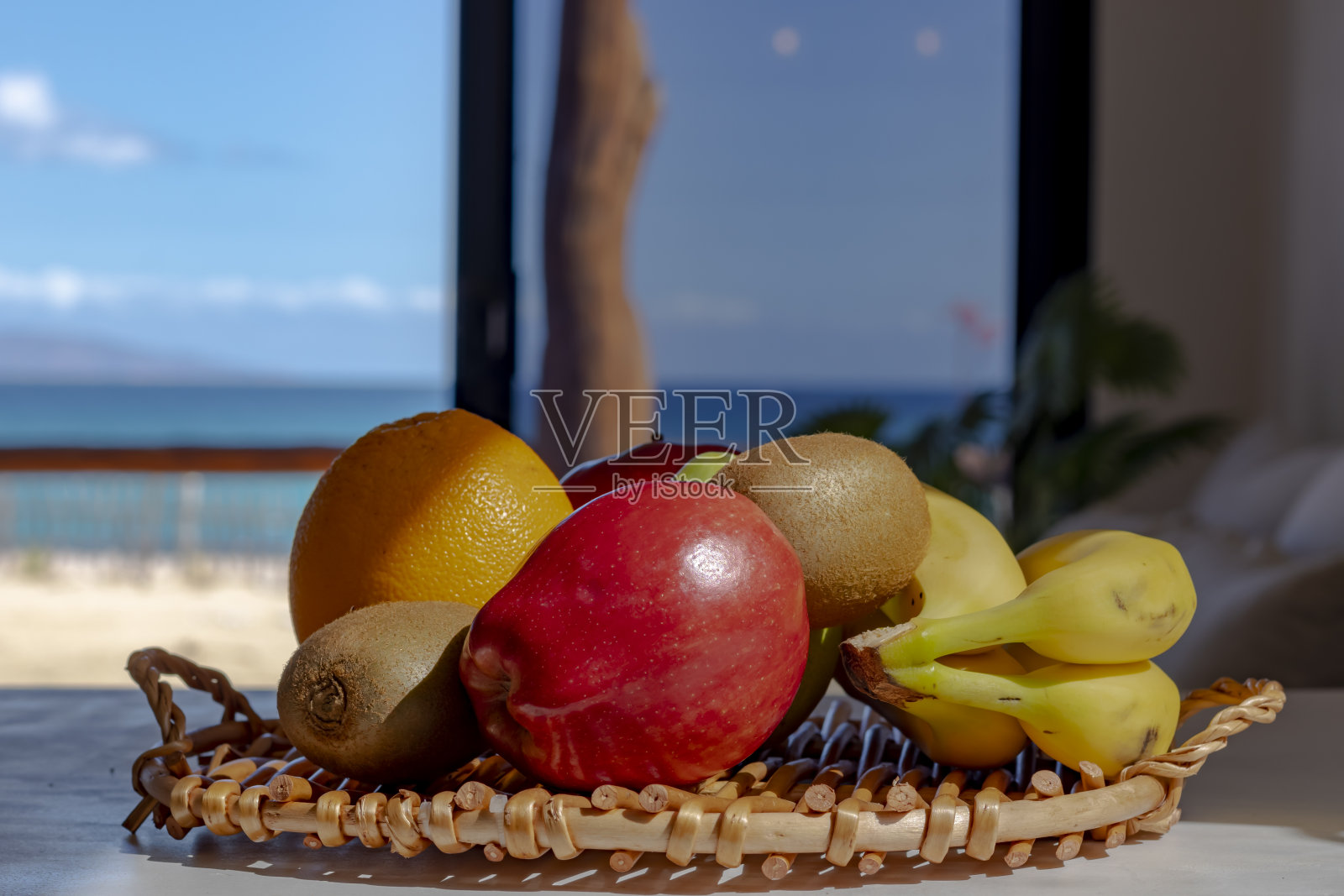 桌子上的果篮照片摄影图片