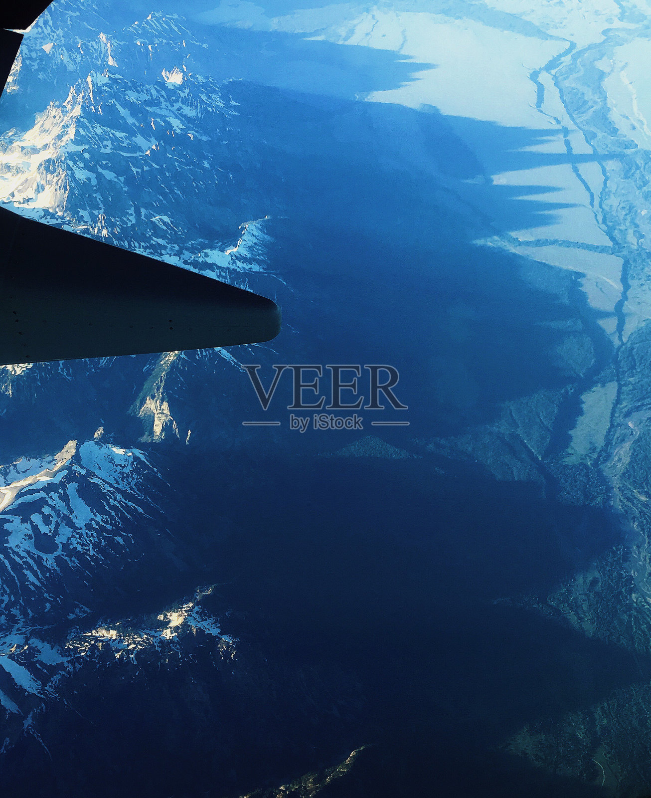 在飞机上看到壮观的大提顿全景。大提顿国家公园，怀俄明州。照片摄影图片