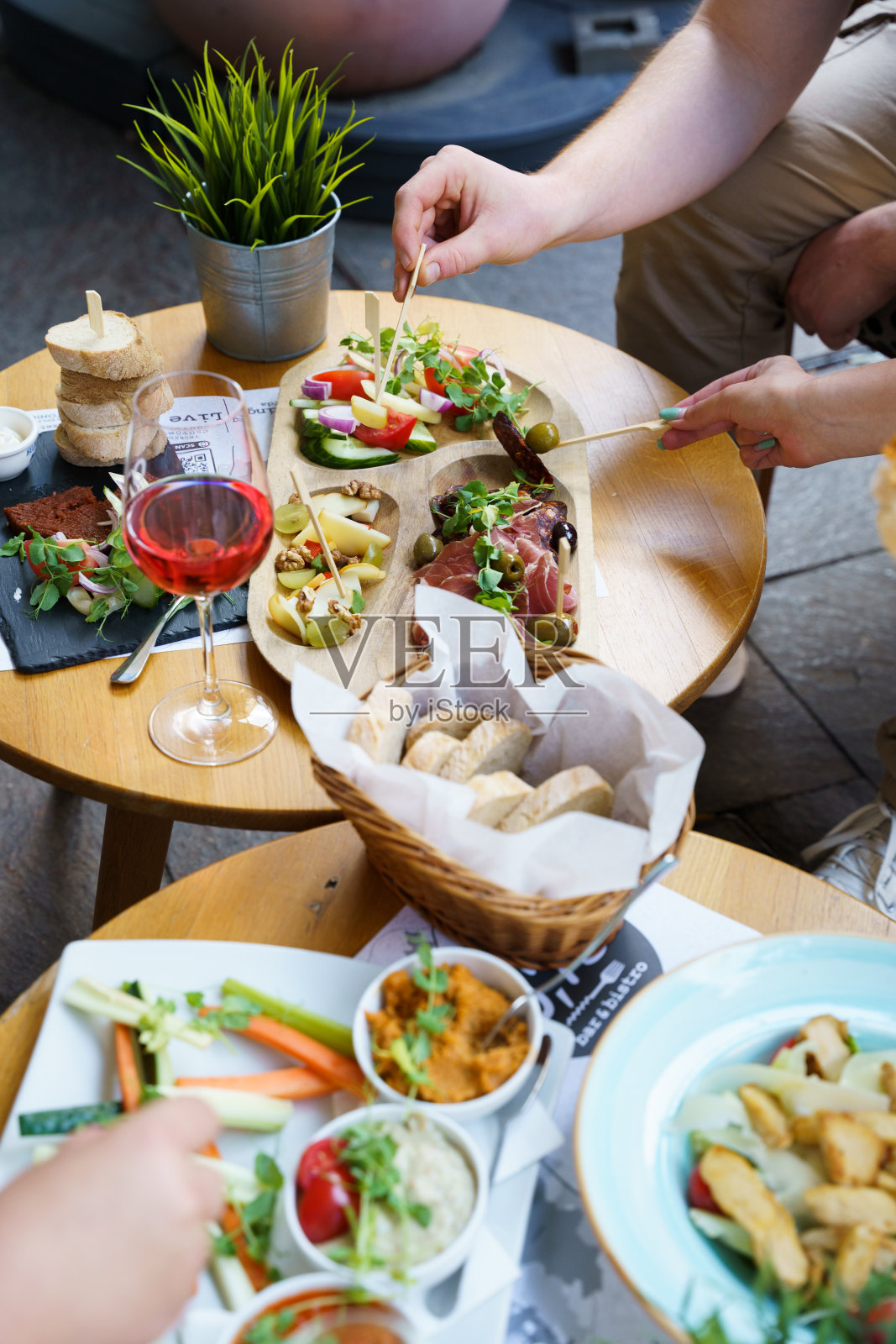 人们在户外吃早午餐照片摄影图片