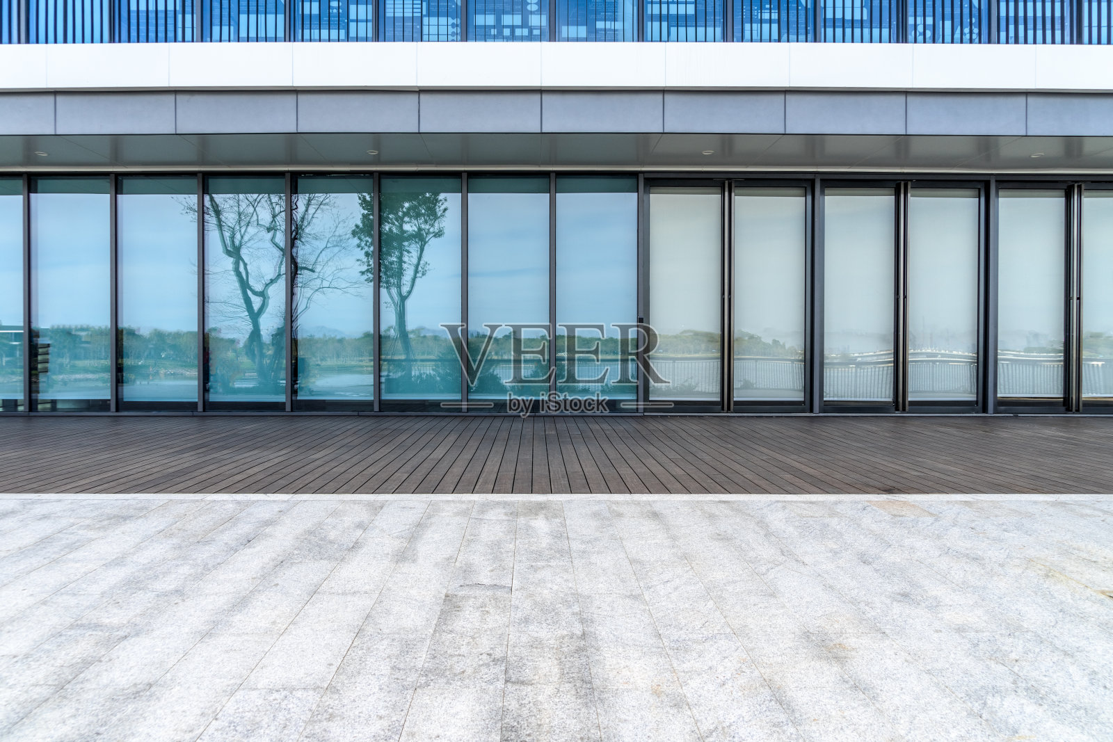 市中心的户外现代化办公大楼照片摄影图片