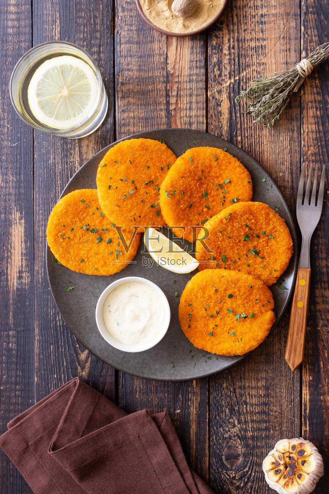 白汁柠檬鱼饼。海鲜。健康饮食。照片摄影图片