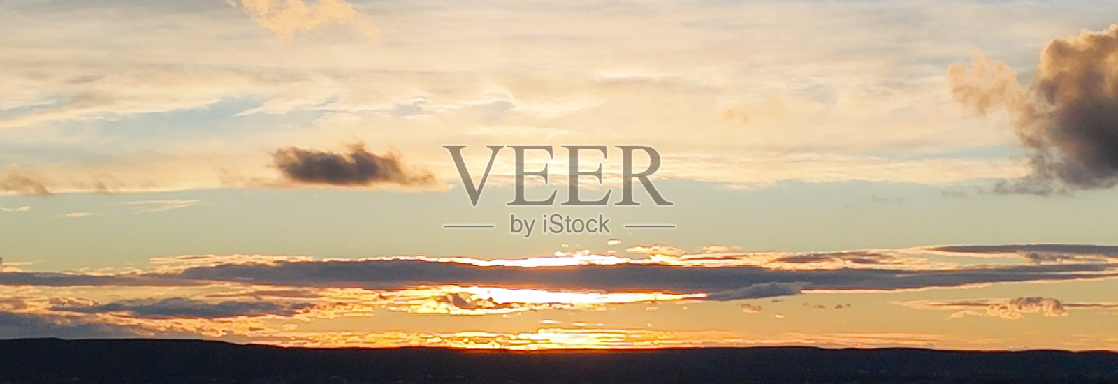 日落时，天空中漂浮着云彩。艾美特,爱达荷州照片摄影图片