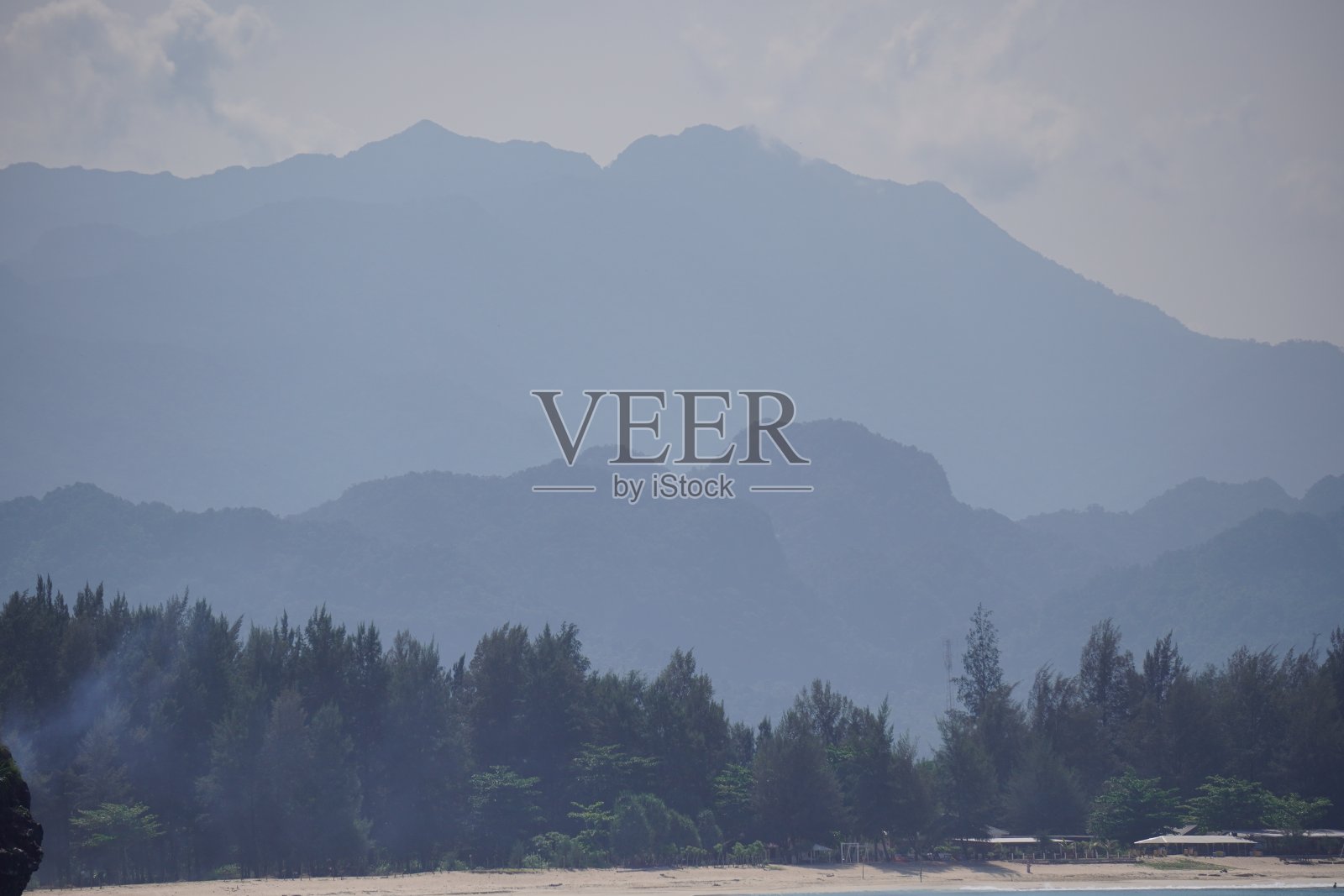 山脉呈层层叠叠的蓝色。海与山照片摄影图片