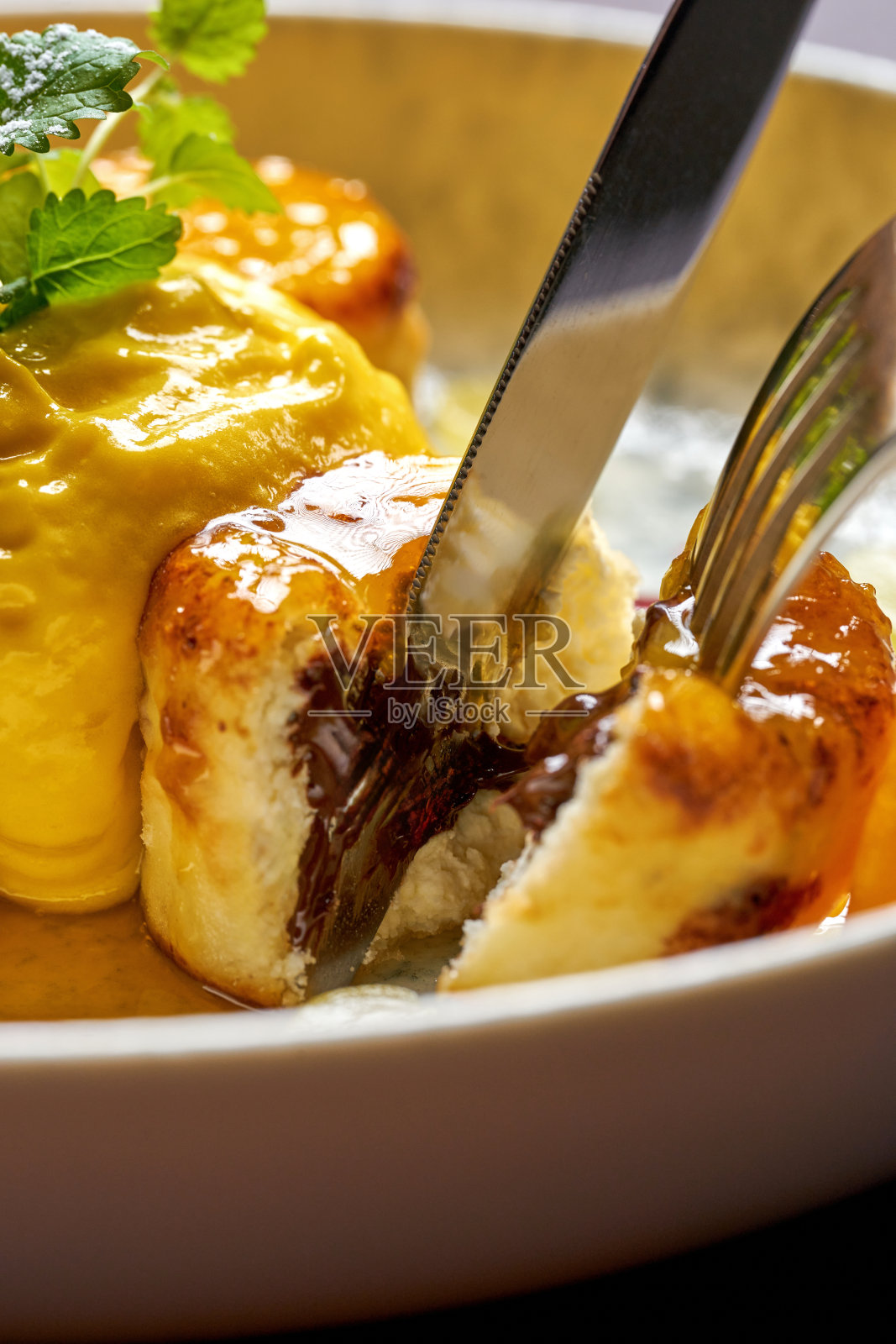 盘子里有乌克兰奶酪煎饼和蛋奶冻。Syrnyky照片摄影图片