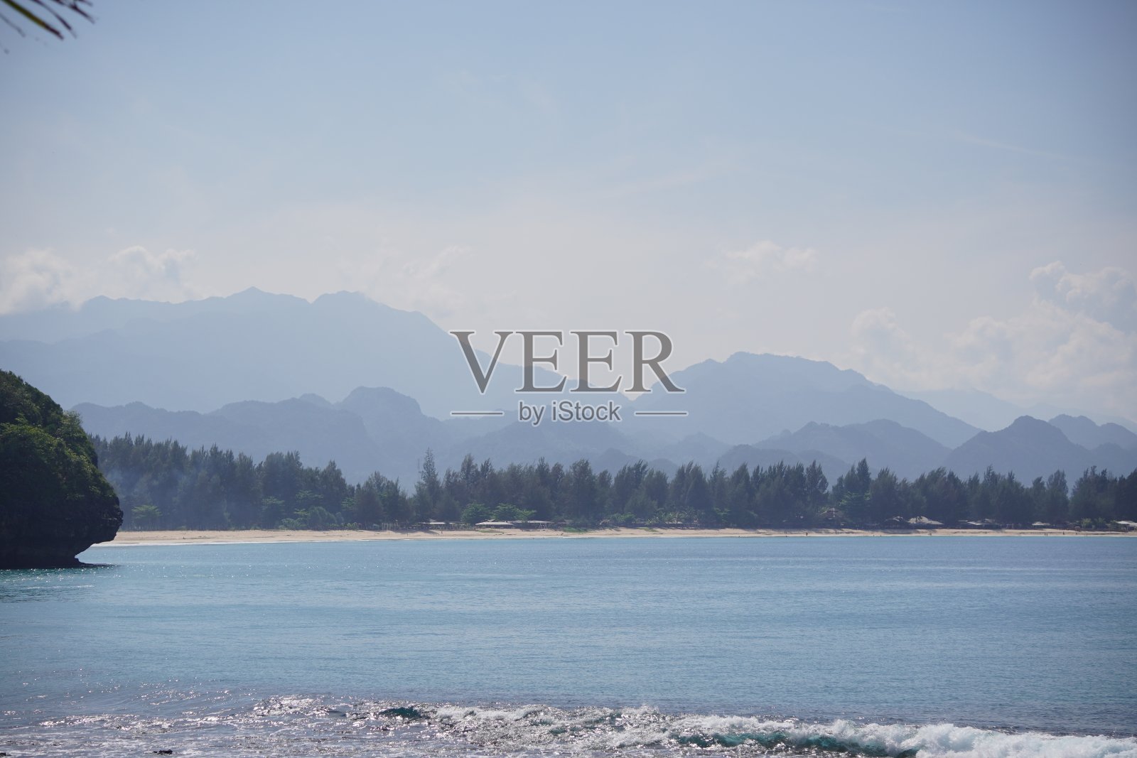 山脉呈层层叠叠的蓝色。海与山照片摄影图片