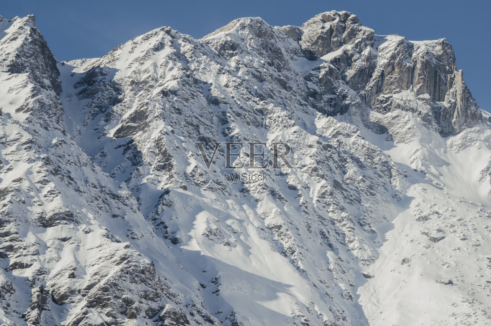 白雪皑皑的山峰在Colle dell'Agnello，上瓦莱塔山谷(科蒂阿尔卑斯山脉)，Cuneo，皮埃蒙特意大利照片摄影图片
