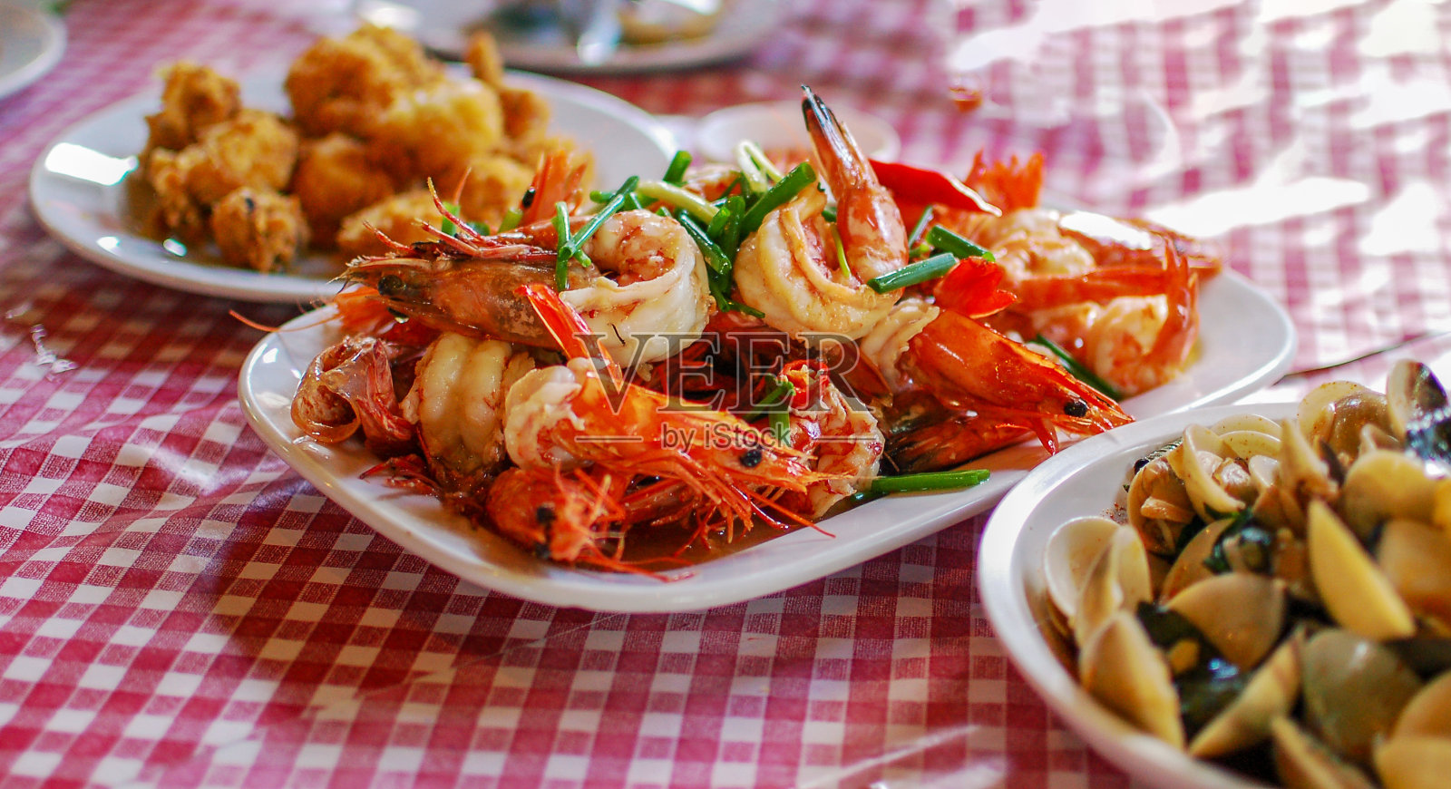 桌上有美味的海鲜沙拉照片摄影图片