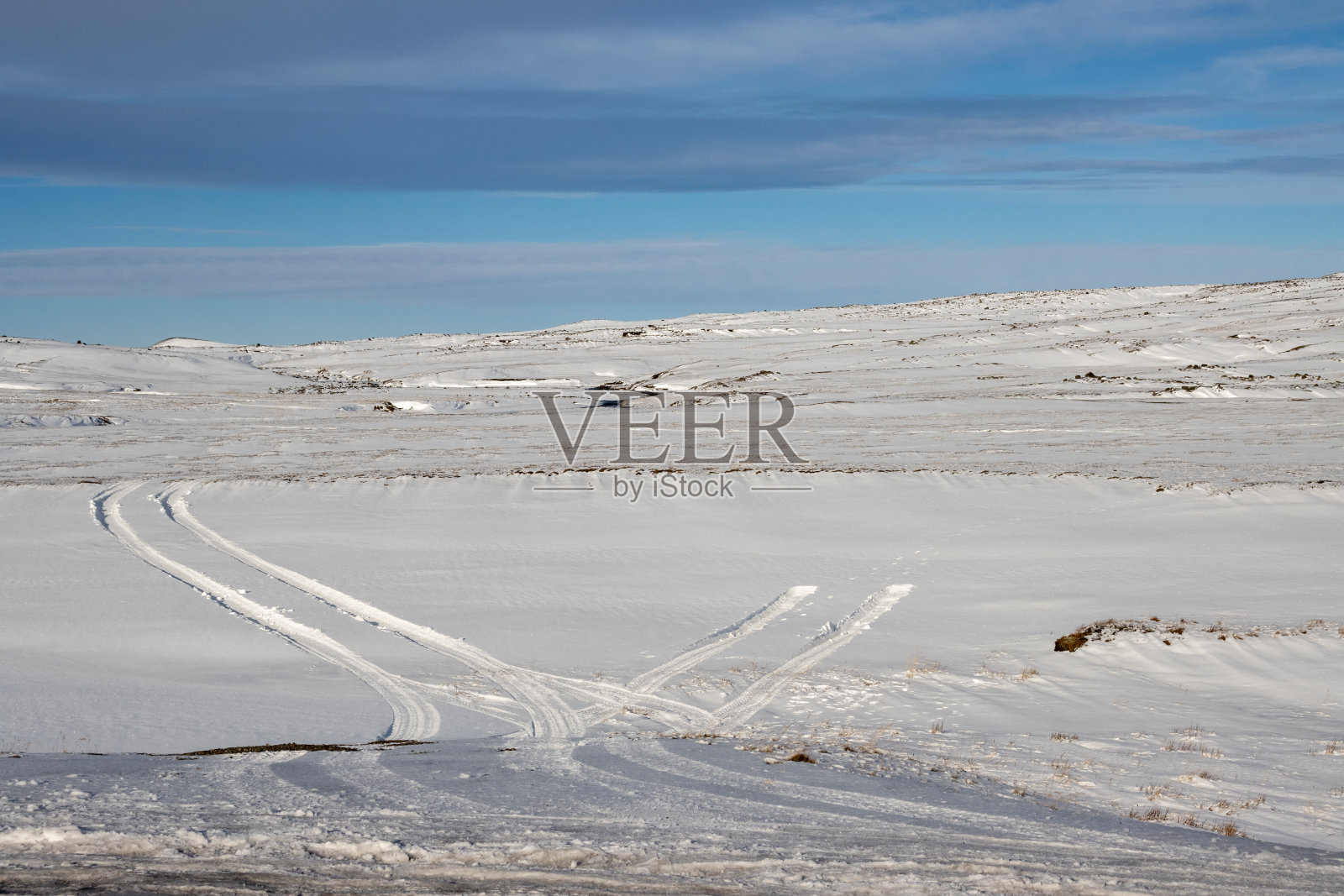 冰岛是一个拥有新鲜雪和蓝天的国家照片摄影图片