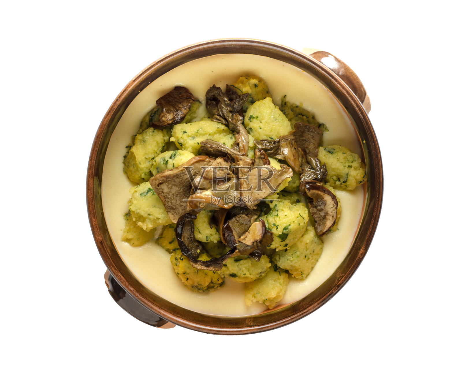 陶土锅炖肉，蘑菇和土豆照片摄影图片