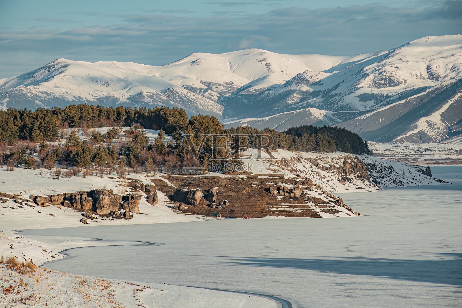 冬天徒步登山照片摄影图片