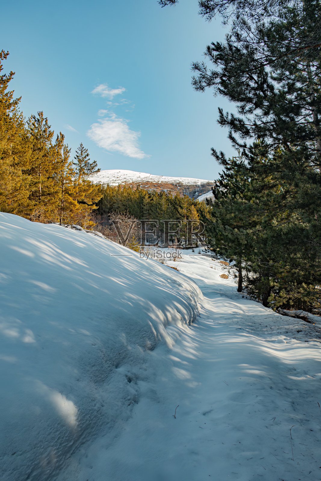 冬天徒步登山照片摄影图片