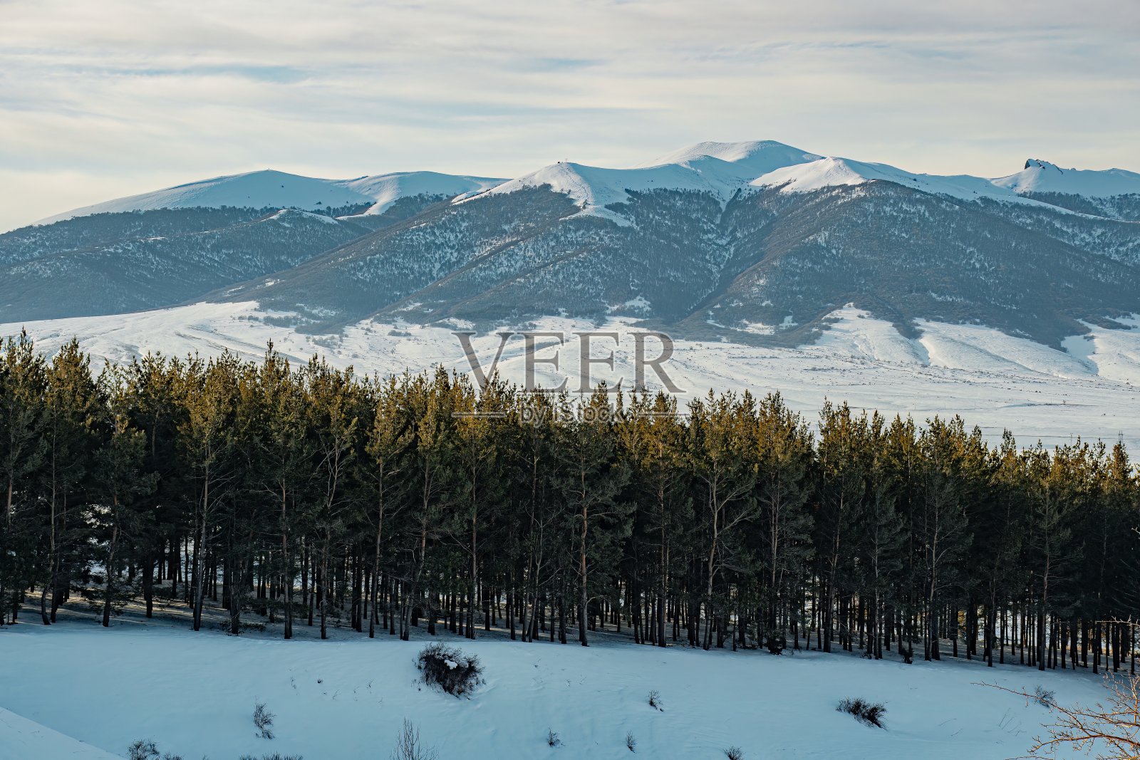 冬天徒步登山照片摄影图片