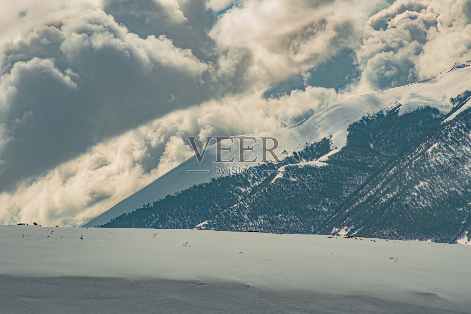 冬天徒步登山照片摄影图片