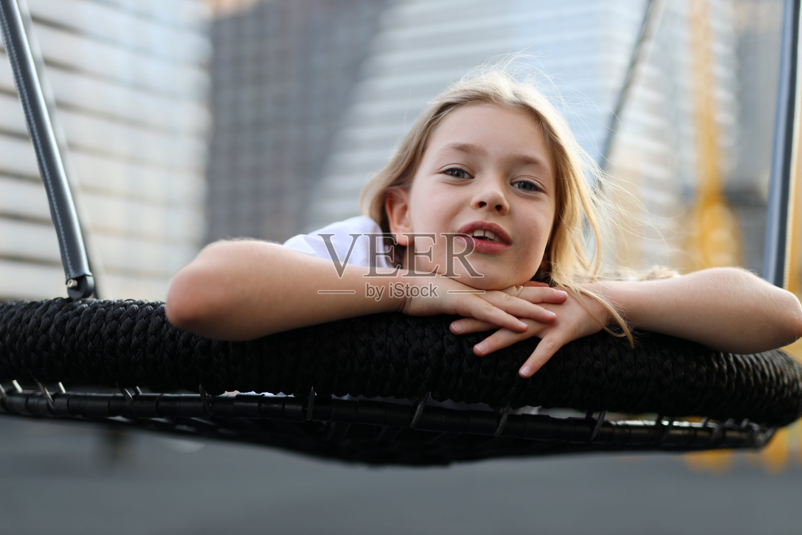 一个开朗的小女孩在公园里享受夏日，传播幸福和喜悦。照片摄影图片