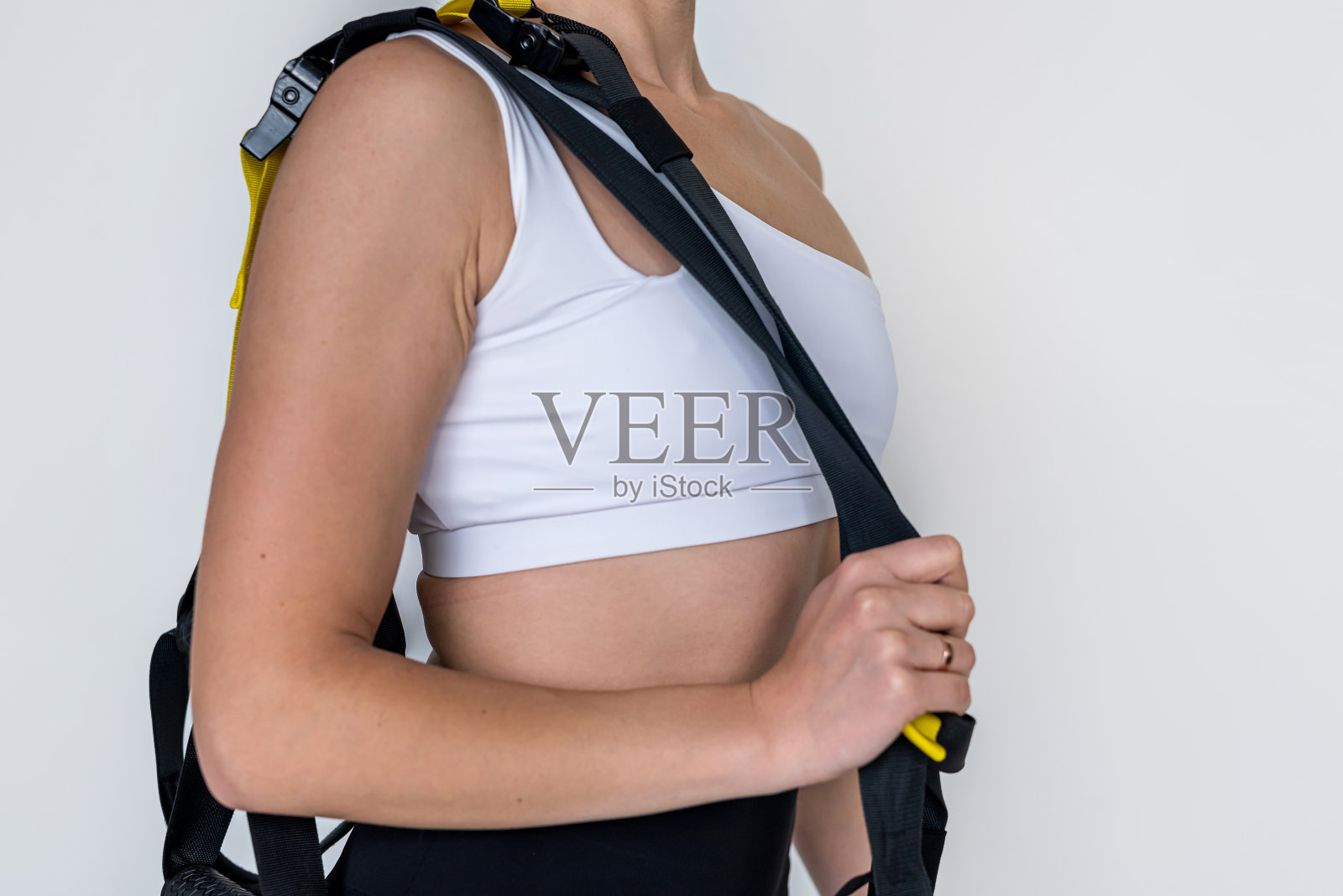 女孩在运动圈的帮助下做阻力训练照片摄影图片