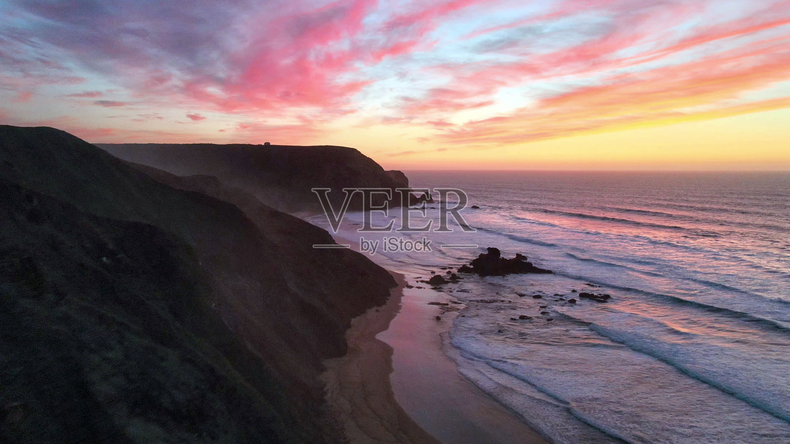 南欧面包车之旅无人机剪辑:普拉亚达科尔多瓦，阿尔加维，葡萄牙日落照片摄影图片