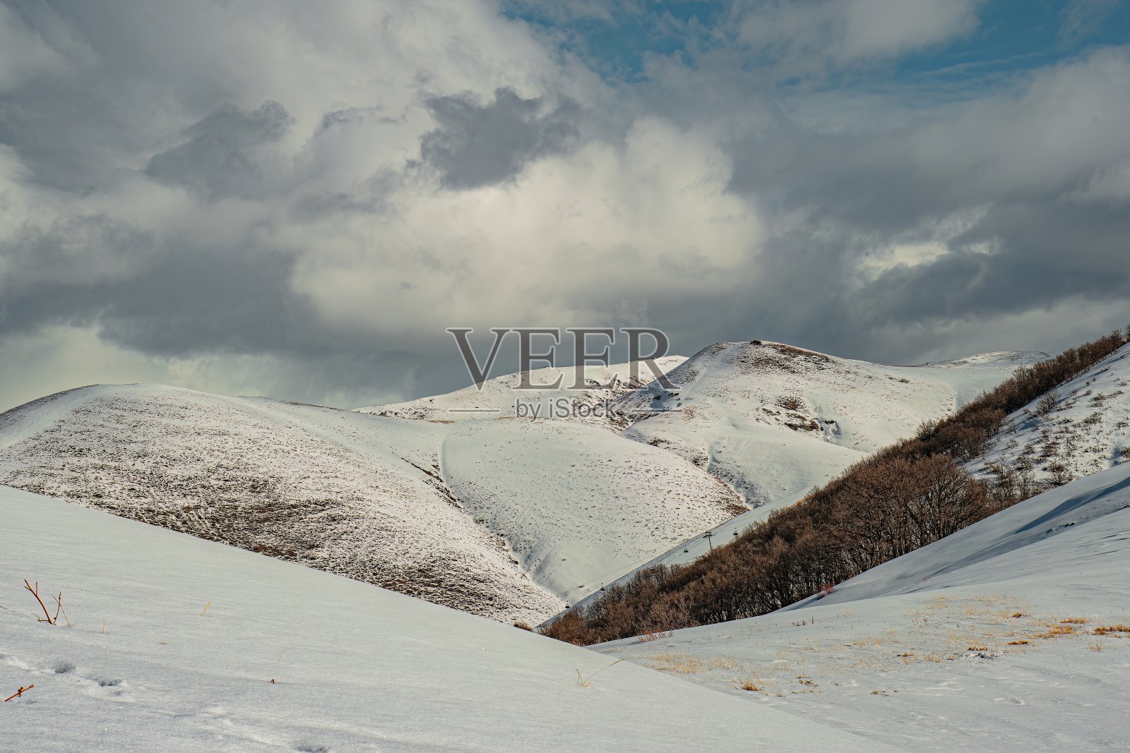 冬天徒步登山照片摄影图片