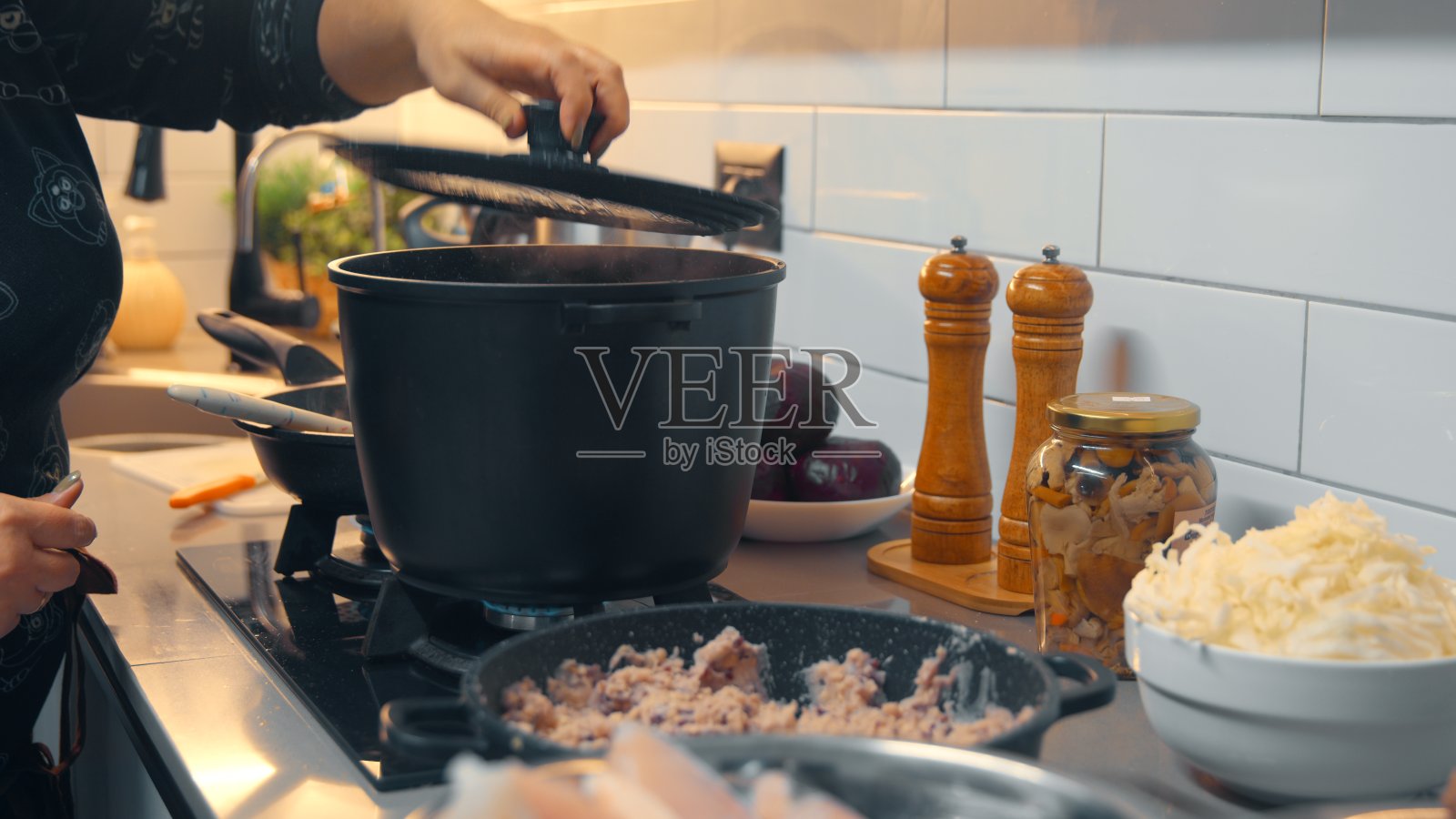 在现代厨房里烹饪的过程照片摄影图片