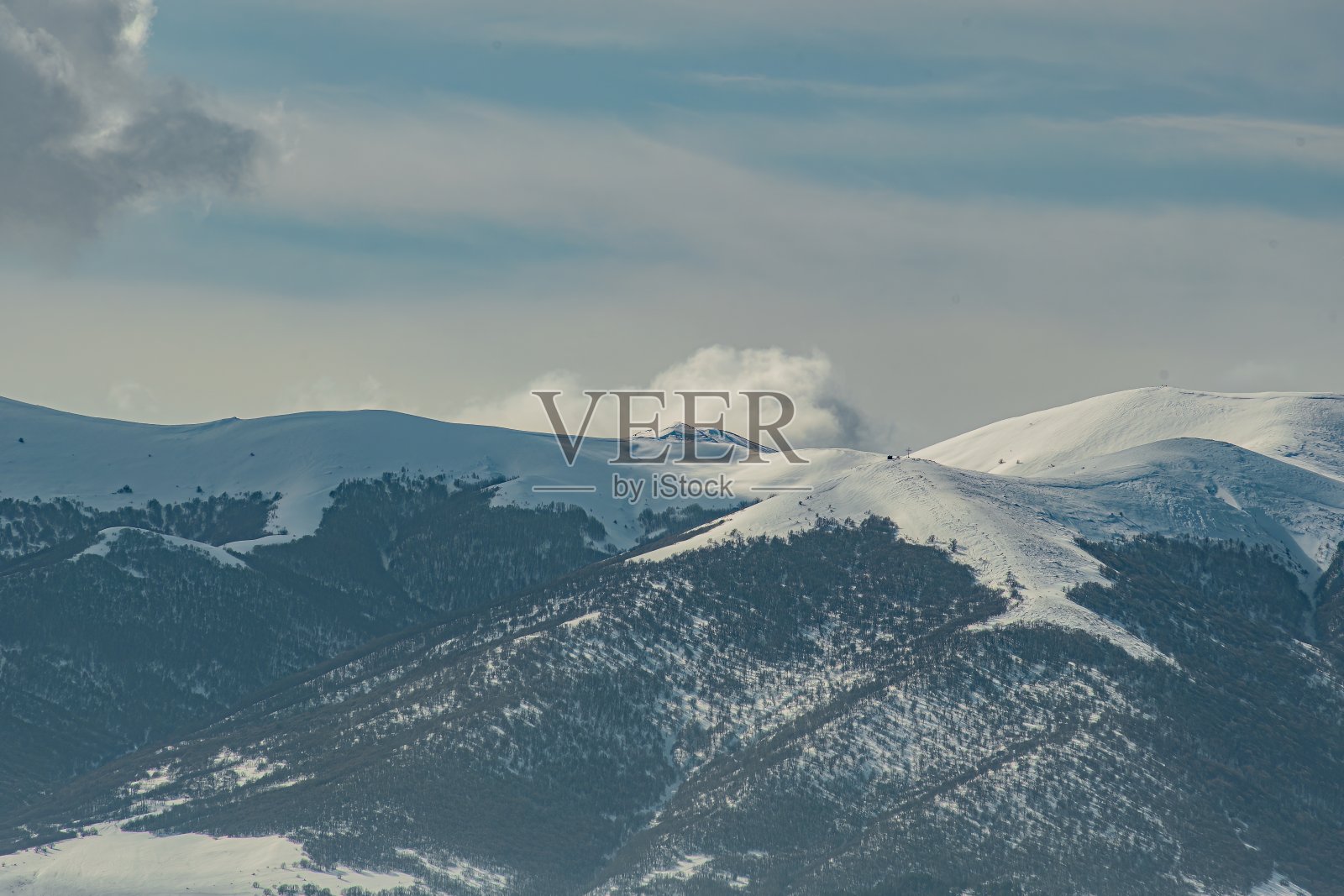 冬天徒步登山照片摄影图片