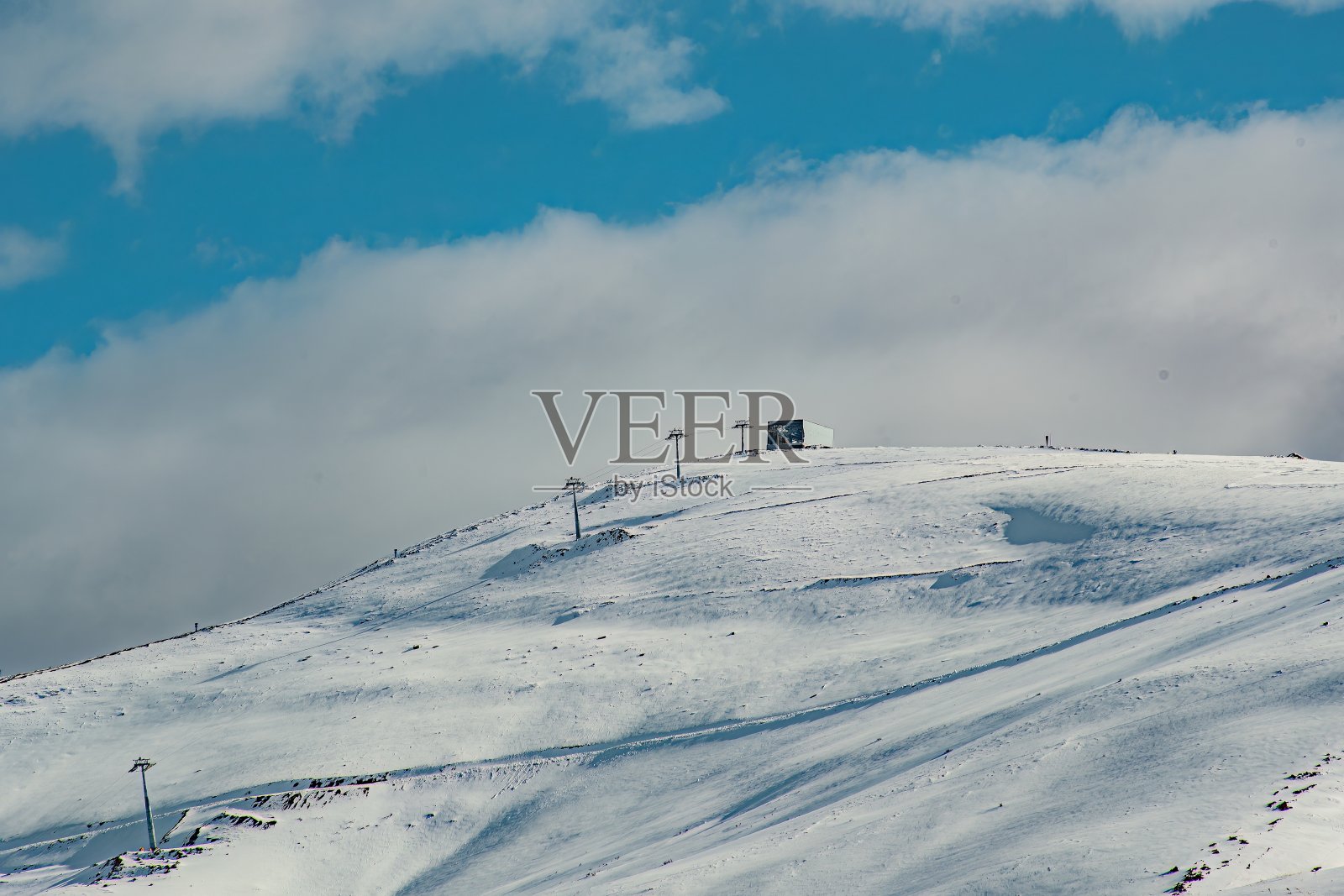 冬天徒步登山照片摄影图片
