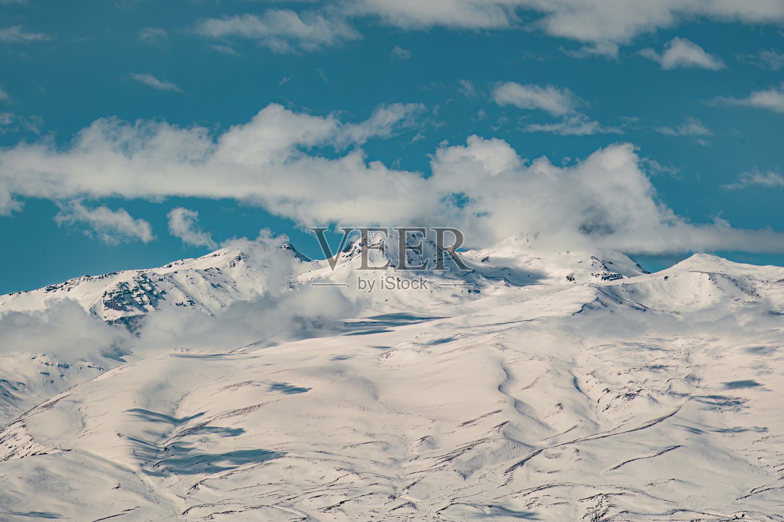 冬天徒步登山照片摄影图片
