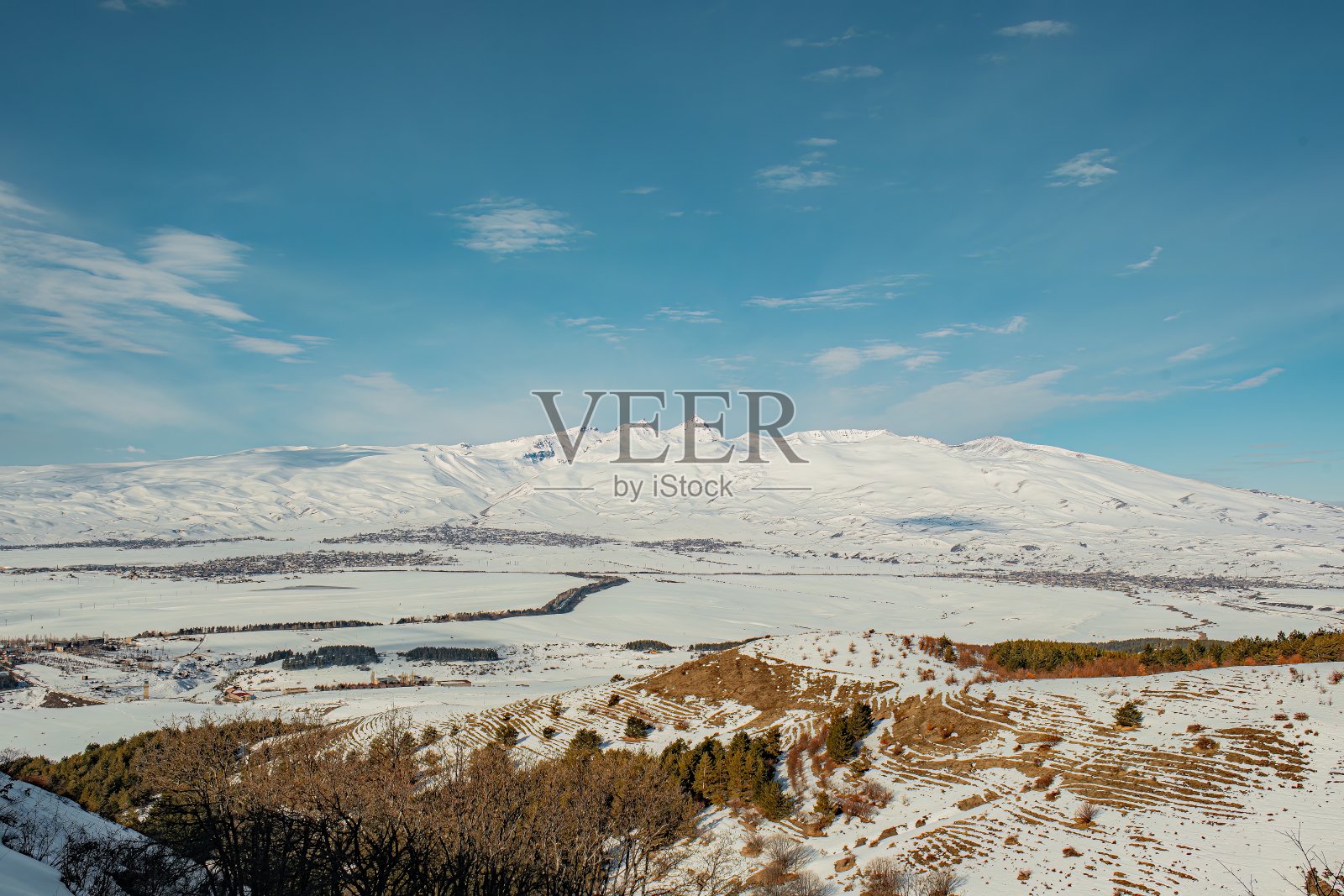 冬天徒步登山照片摄影图片