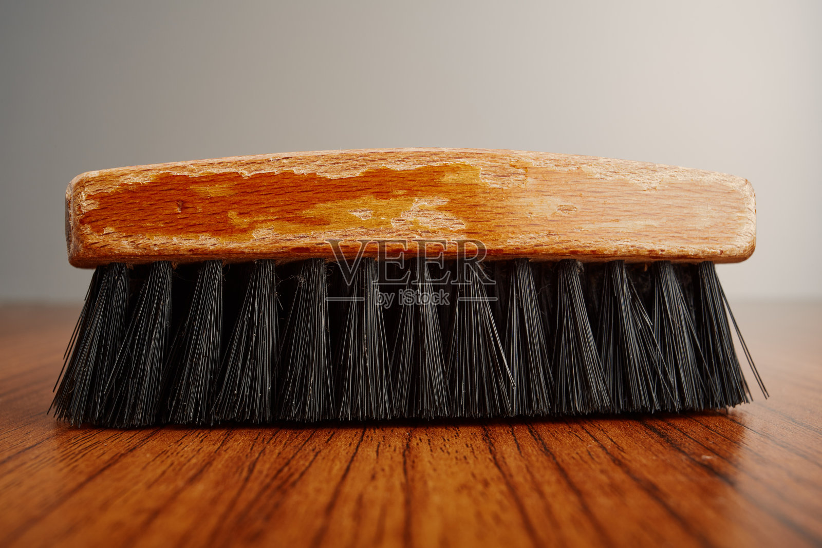 木制的衣服刷在木制的桌子上照片摄影图片