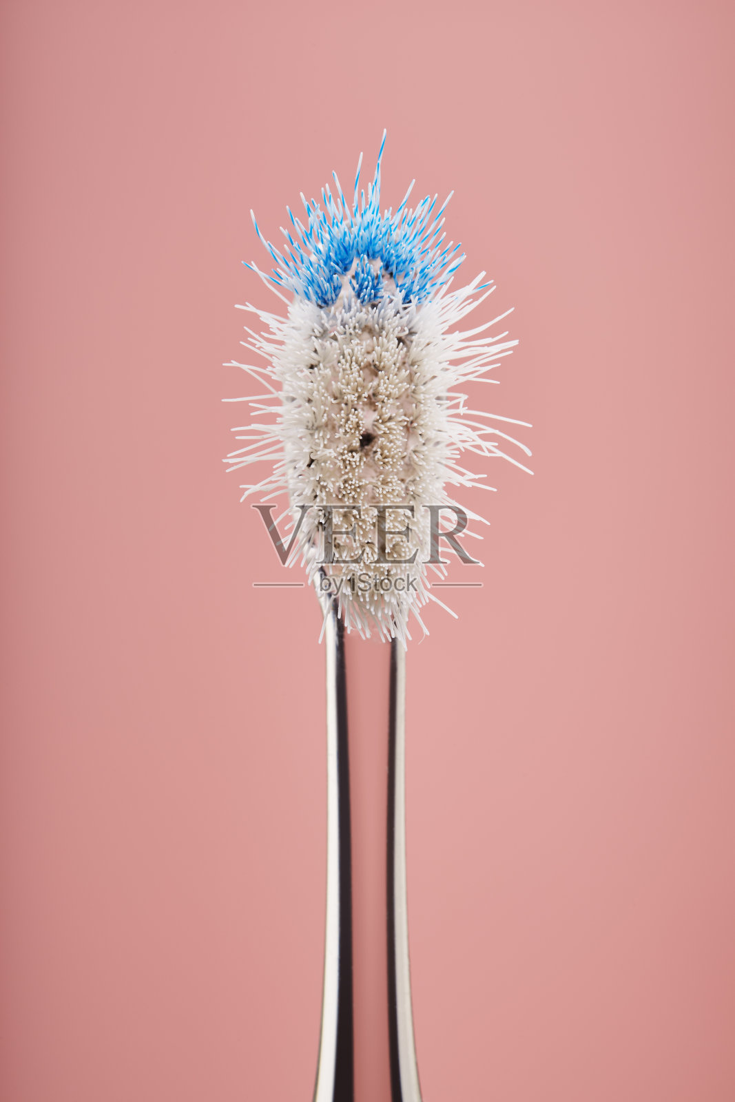 破旧的塑料牙刷，刷毛弯曲，使用状况不佳照片摄影图片