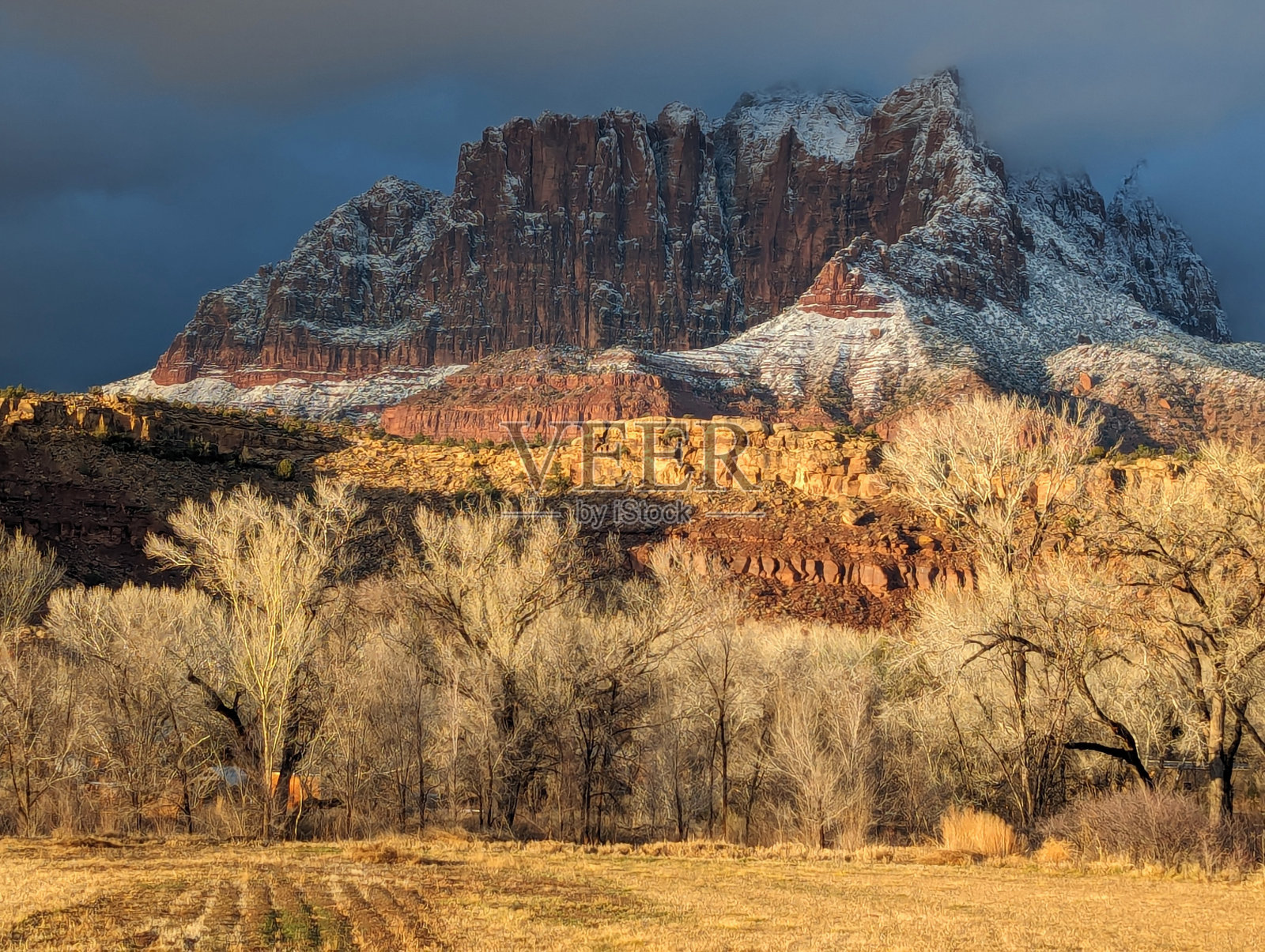 犹他州锡安国家公园Kinesava山上的云正在消散照片摄影图片