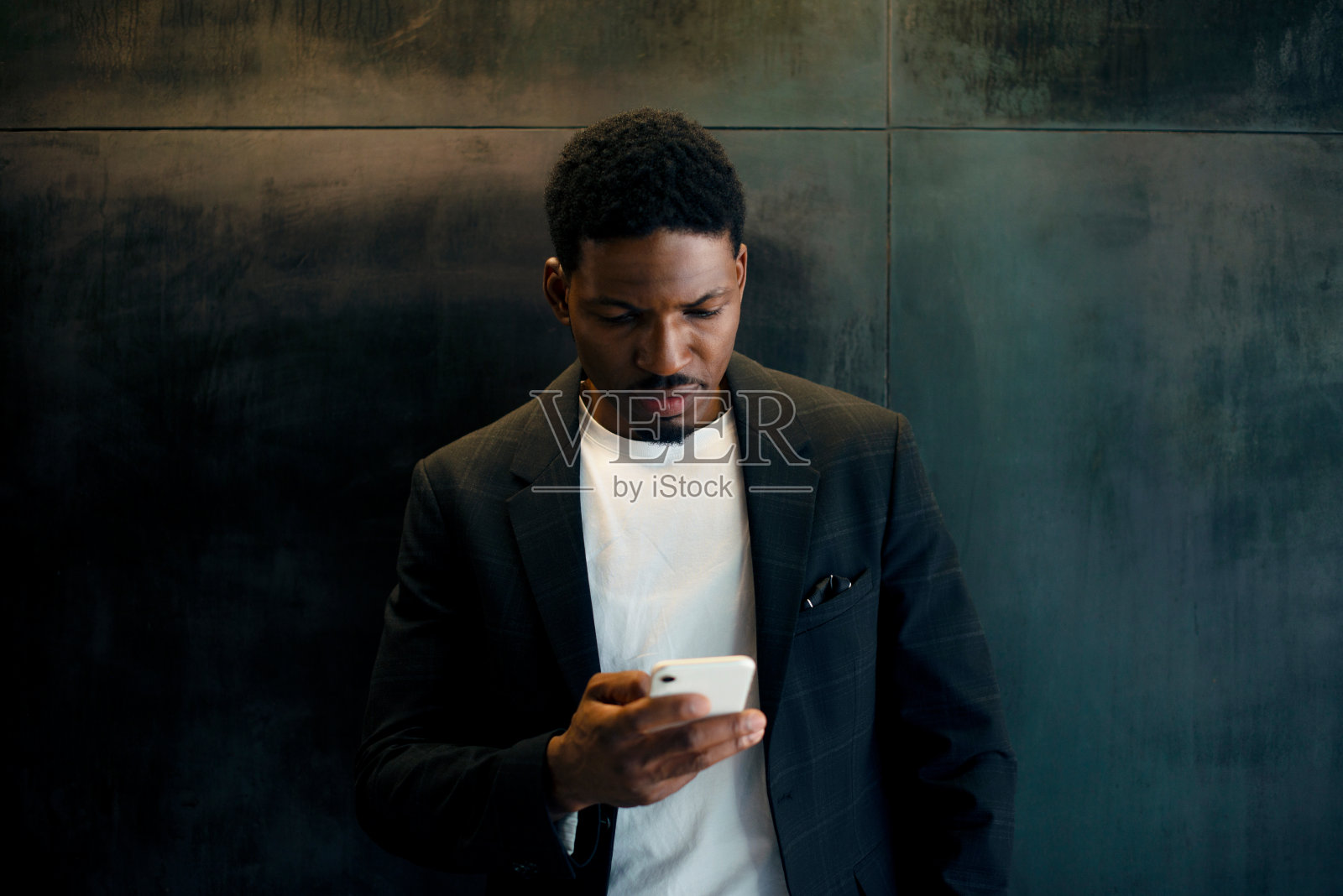 商务人士，面带严肃，在工作场所用电话沟通、联络、发短信。非洲雇员、企业家和拥有智能手机的人，可以进行移动聊天和互联网搜索照片摄影图片