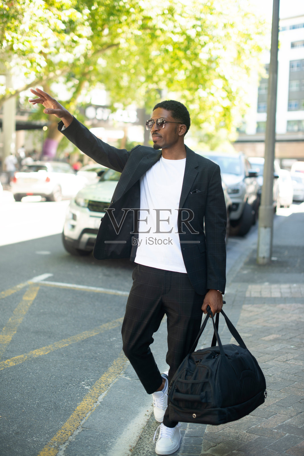 黑人，在街上旅行和叫出租车，在城里等交通工具。旅游，手提袋和手的出租车或公共汽车，户外和工作旅行的活动培训会议照片摄影图片