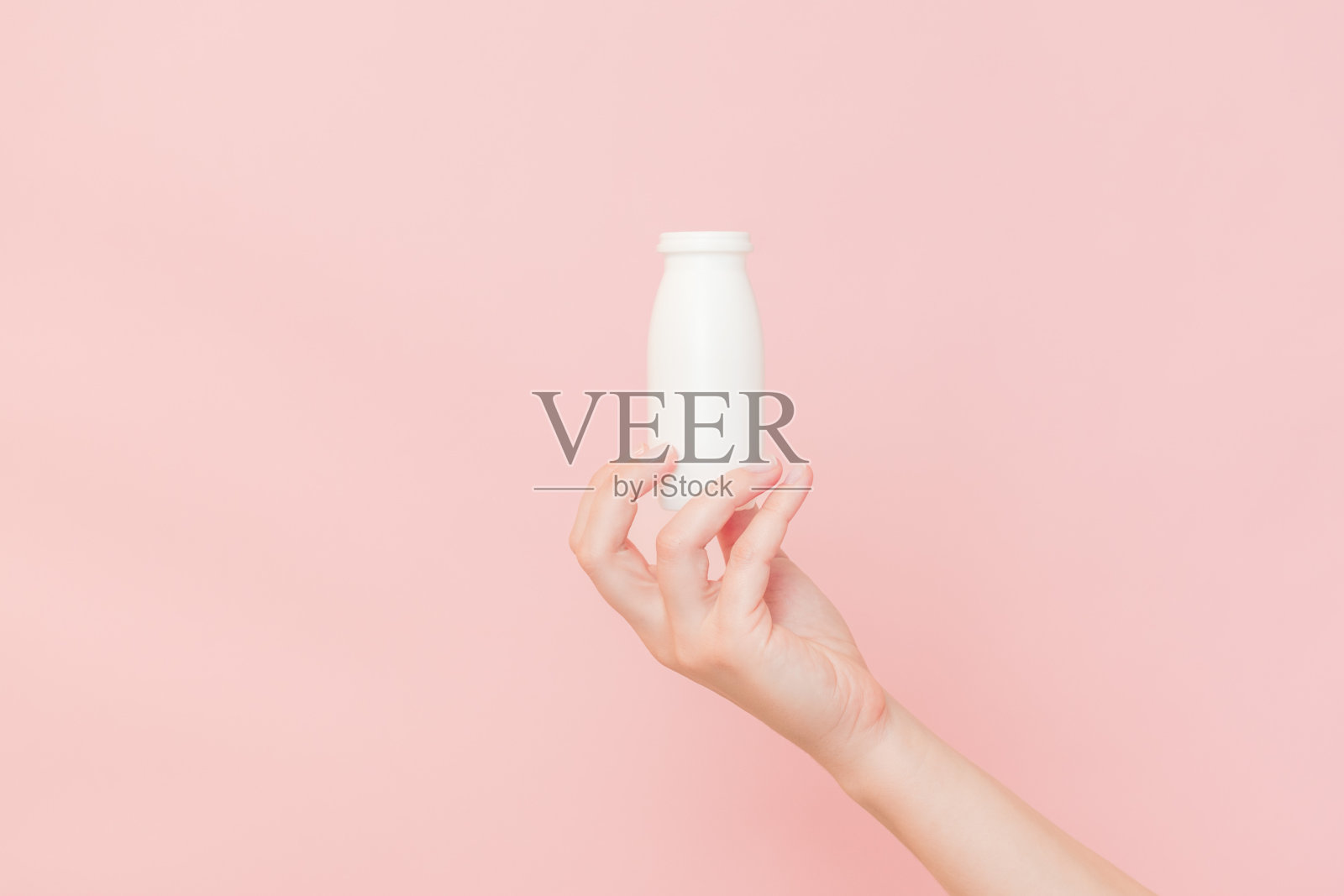 手持瓶益生菌酸奶消化系统。胃用膳食补充剂照片摄影图片