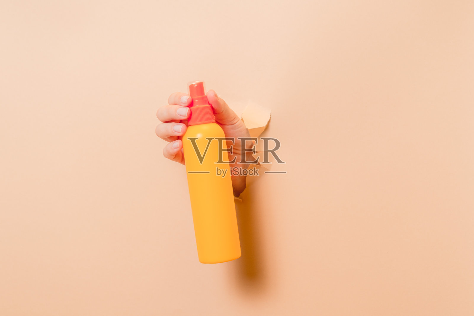 手持化妆喷雾容器(用于皮肤或头发)。化妆品美容包装照片摄影图片